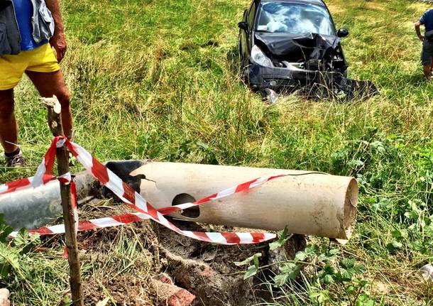 Contro il palo e fuoristrada, incidente alla Schiranna