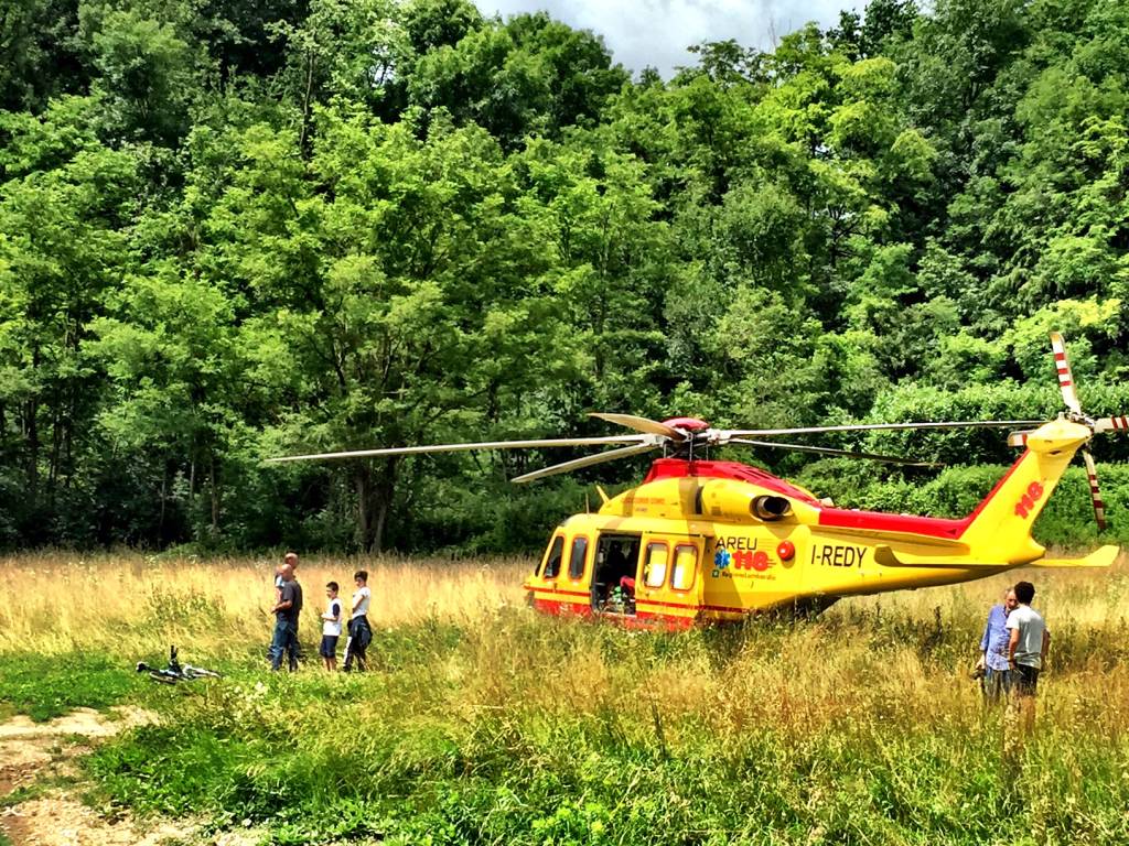 Contro il palo e fuoristrada, incidente alla Schiranna