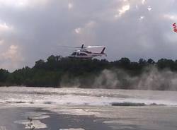 Intrappolati nel Ticino, salvati dall\'elicottero