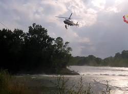 Intrappolati nel Ticino, salvati dall\'elicottero