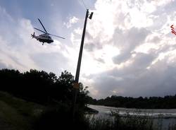 Intrappolati nel Ticino, salvati dall\'elicottero