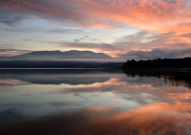 Alba sul lago di Varese