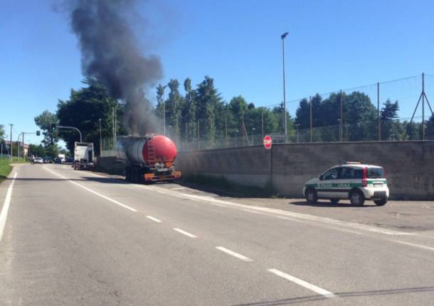 Cisterna in fiamme a Busto Arsizio