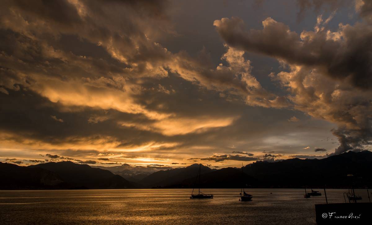 Nuvole, lago e tramonto: il mix perfetto