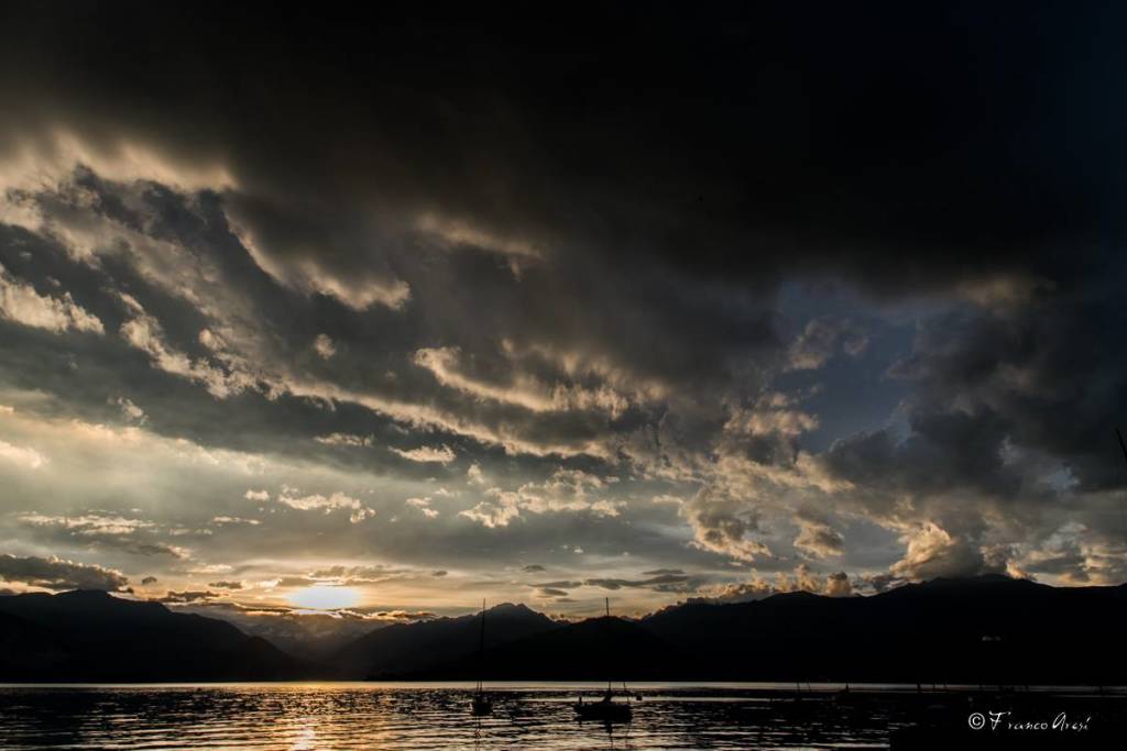 Nuvole, lago e tramonto: il mix perfetto
