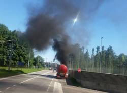 Cisterna in fiamme a Busto Arsizio