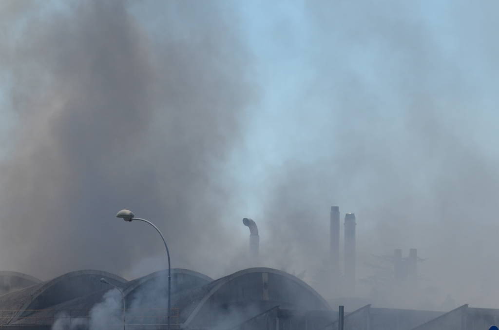 Ex Crespi: l'azienda avvolta dalle fiamme