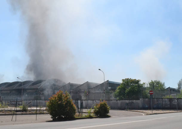 Ex Crespi: l'azienda avvolta dalle fiamme