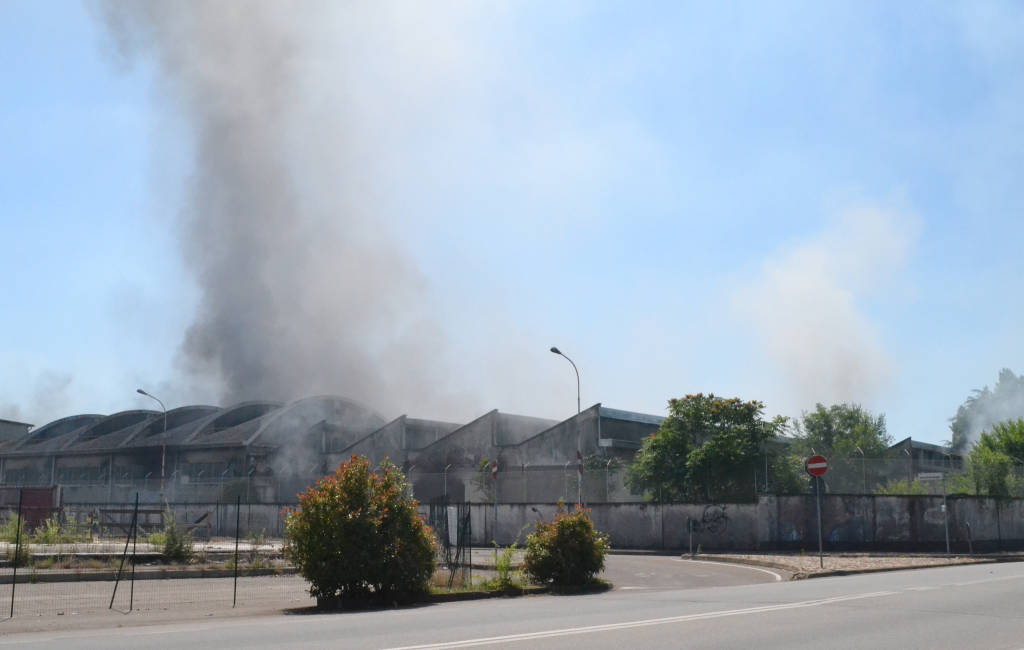 Ex Crespi: l'azienda avvolta dalle fiamme