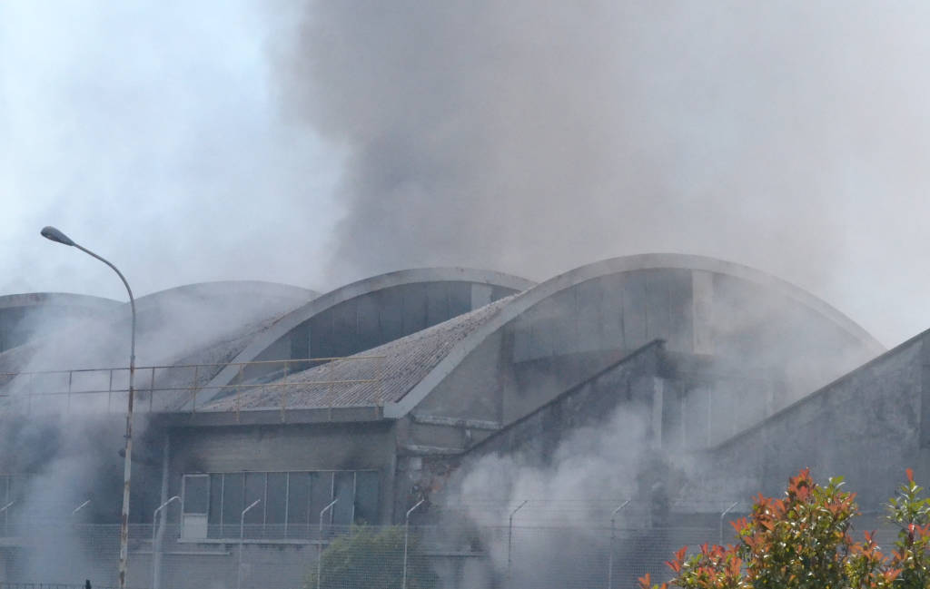 Ex Crespi: l'azienda avvolta dalle fiamme