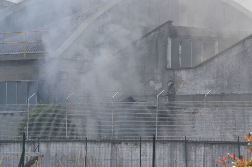 Ex Crespi: l'azienda avvolta dalle fiamme