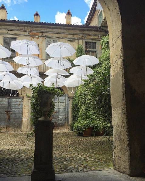 Gli ombrelli del Broletto