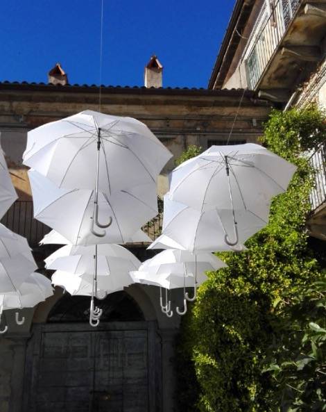Gli ombrelli del Broletto