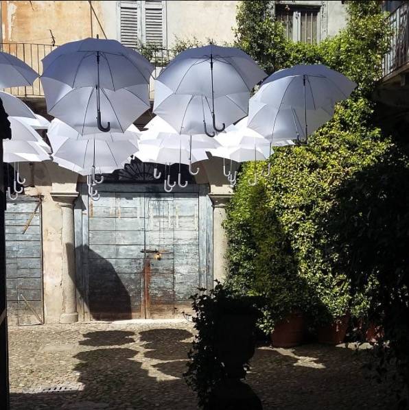 Gli ombrelli del Broletto