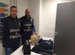 guardia di finanza agenzia dogane sequestro droga sigarette soldi farmaci
