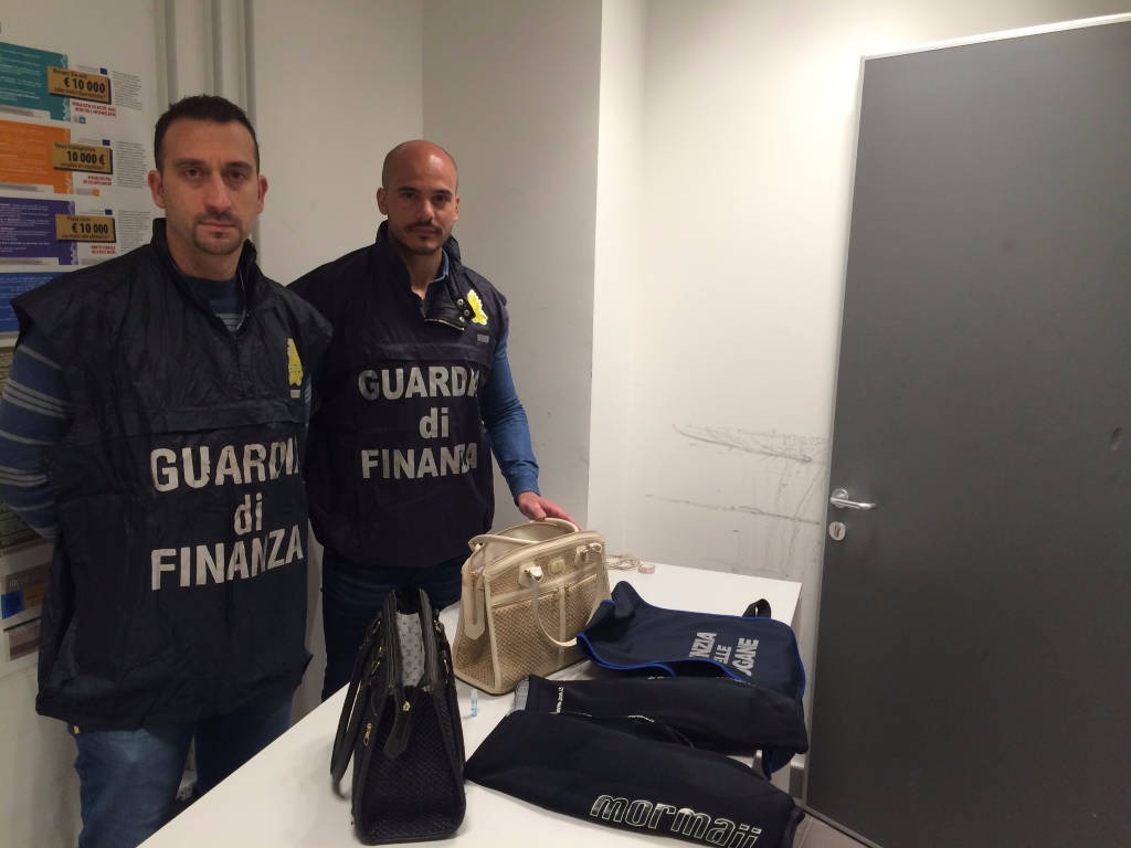 guardia di finanza agenzia dogane sequestro droga sigarette soldi farmaci