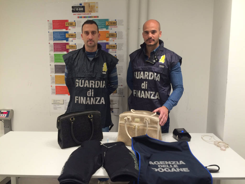 guardia di finanza agenzia dogane sequestro droga sigarette soldi farmaci