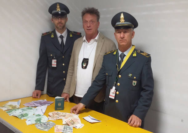 guardia di finanza agenzia dogane sequestro droga sigarette soldi farmaci