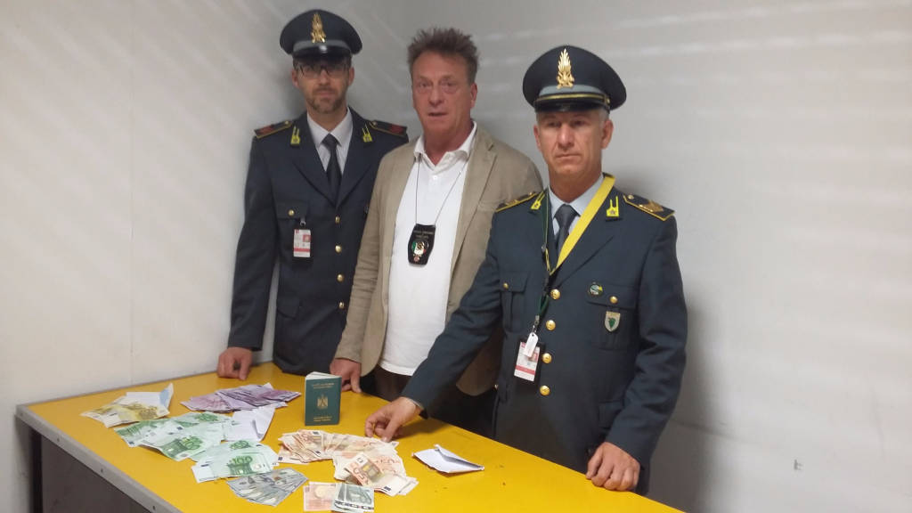 guardia di finanza agenzia dogane sequestro droga sigarette soldi farmaci