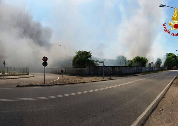 Incendio a Castellanza, vigili del fuoco in azione