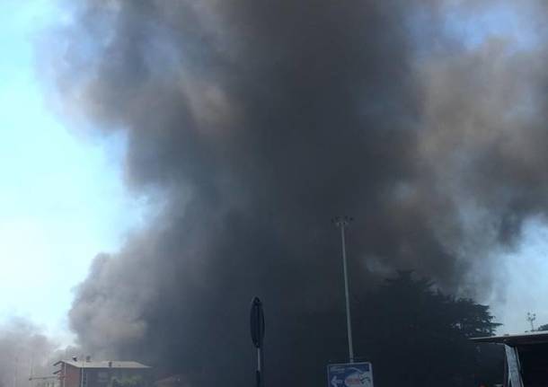 Incendio Castellanza via Diaz/2 - le foto dei lettori