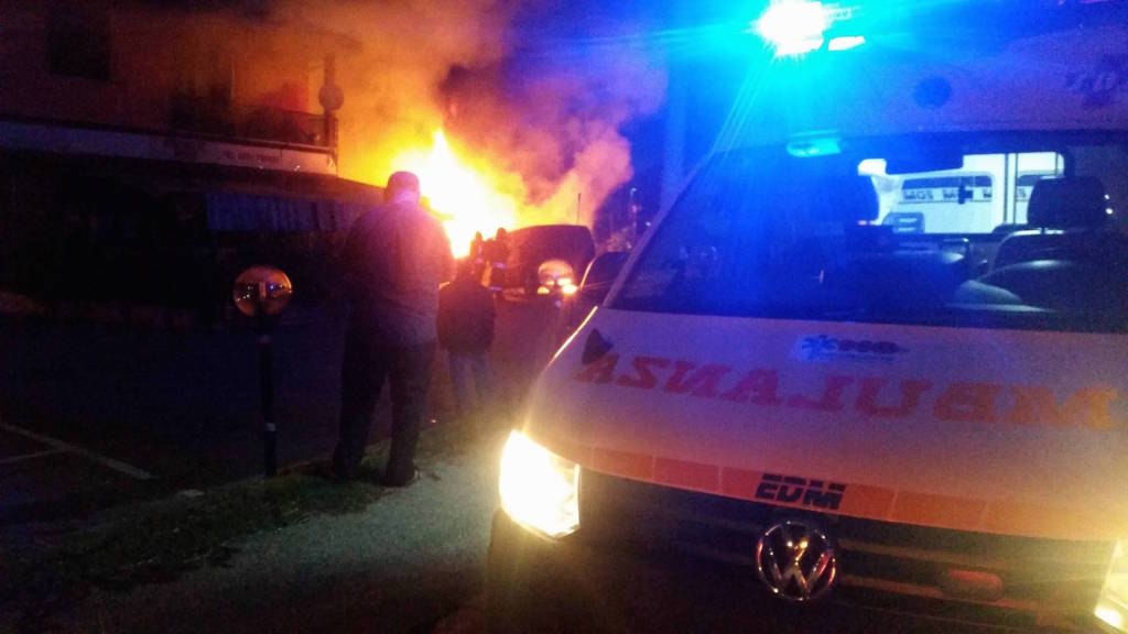 Incendio in una carrozzeria, a fuoco due furgoni