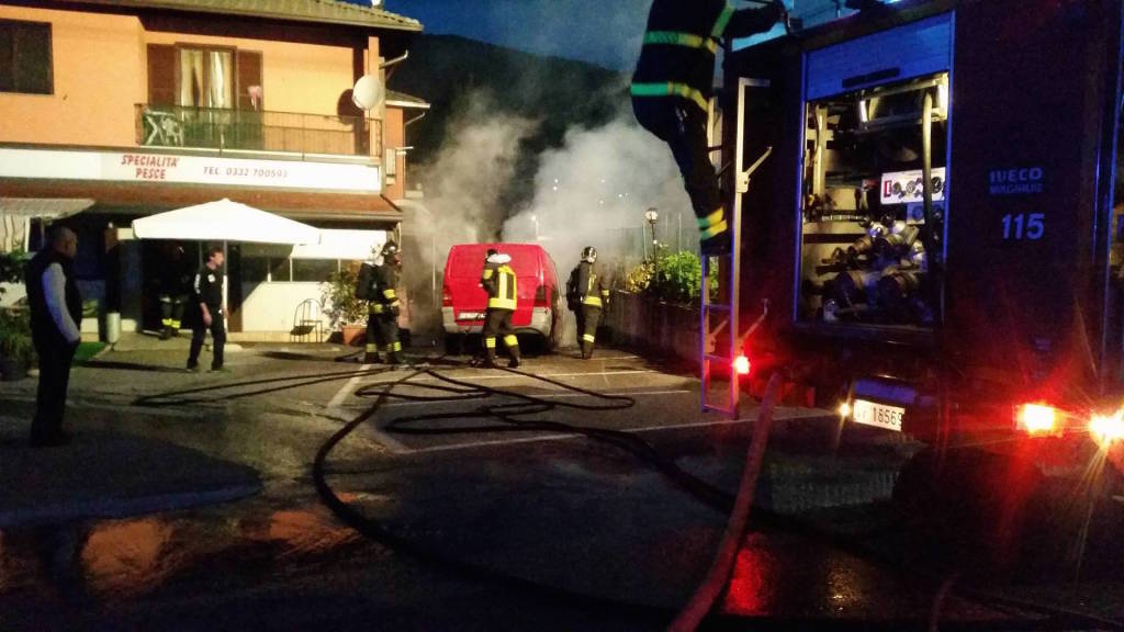 Incendio in una carrozzeria, a fuoco due furgoni