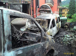 Incendio in una carrozzeria, a fuoco due furgoni