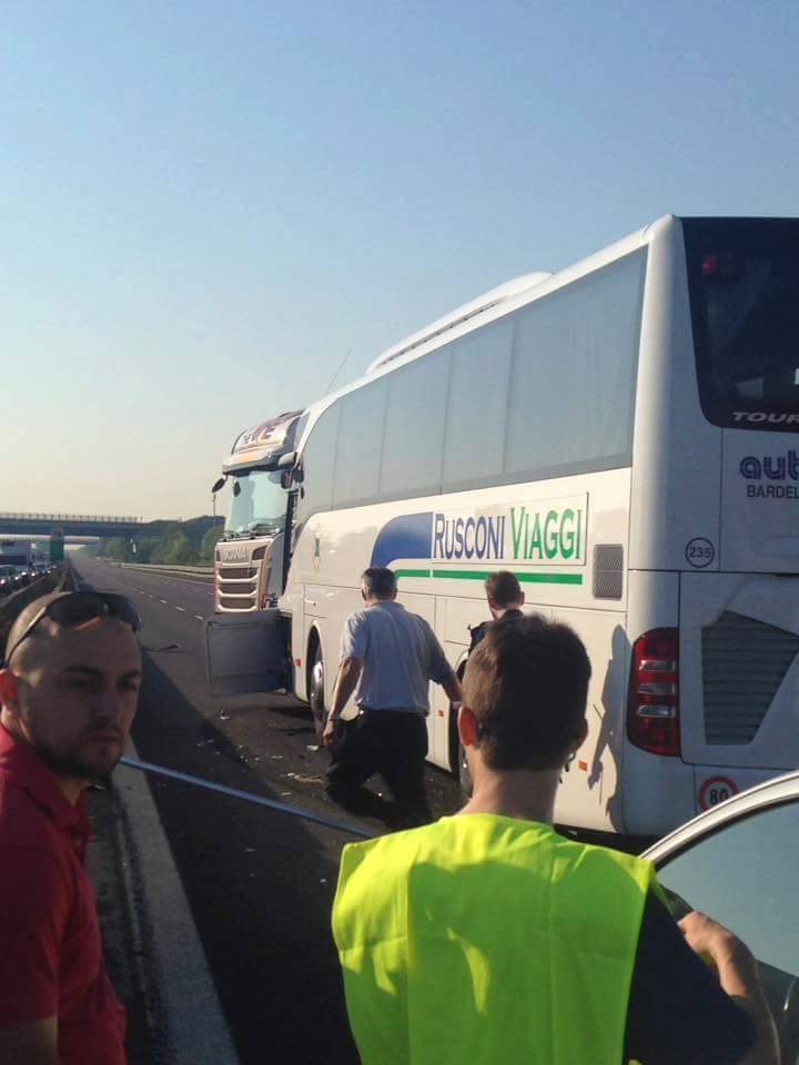 Incidente pullman camion in A1