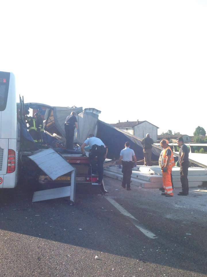 Incidente pullman camion in A1
