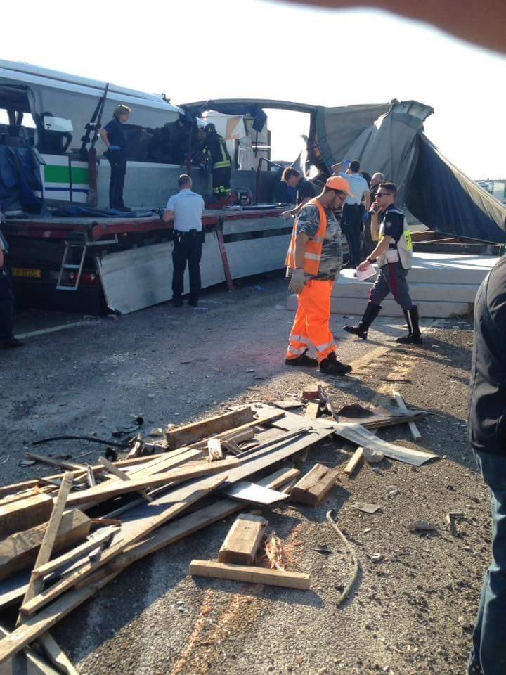 Incidente pullman camion in A1