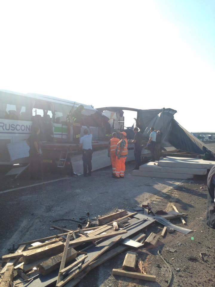 Incidente pullman camion in A1