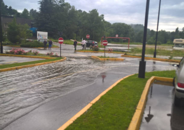 Iper, parcheggio allagato dopo il diluvio