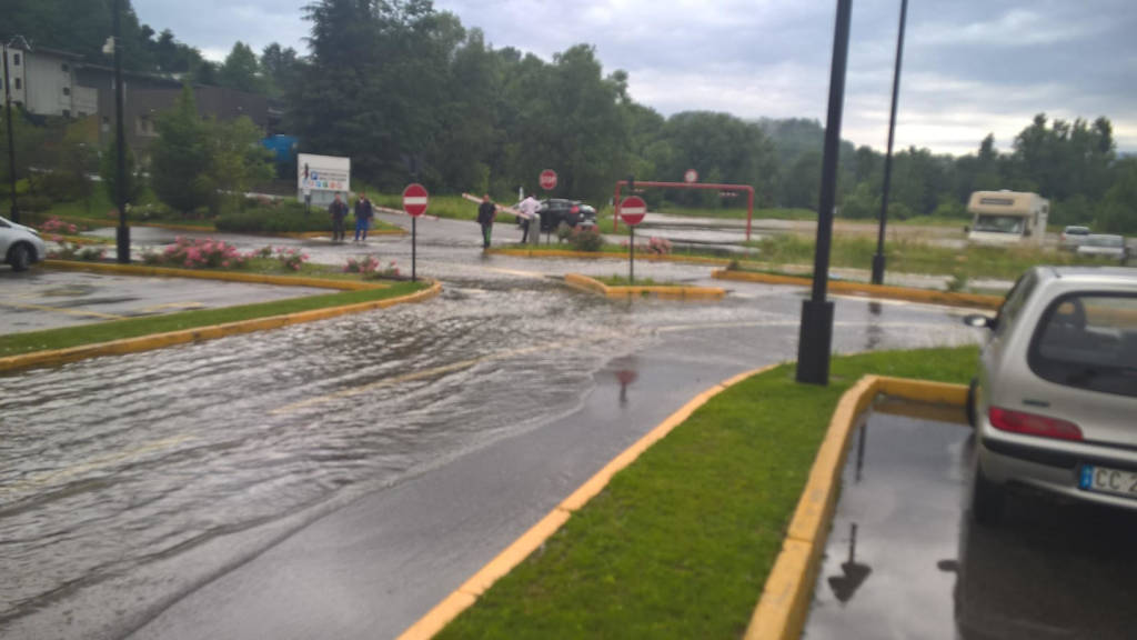 Iper, parcheggio allagato dopo il diluvio