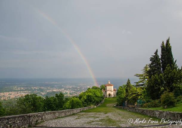 L'arcobaleno lungo la via delle cappelle - foto di Mirko Forza