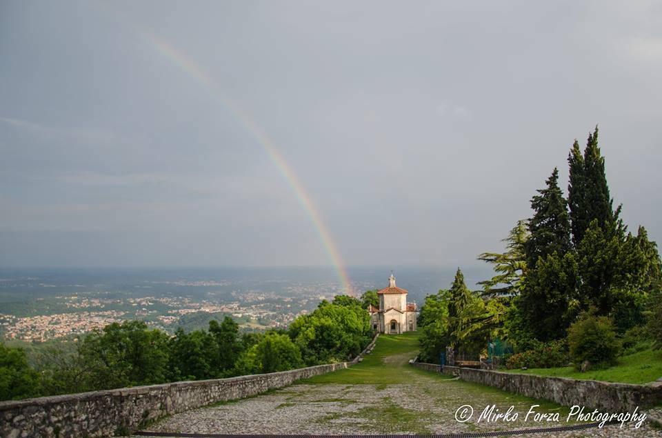 L'arcobaleno lungo la via delle cappelle - foto di Mirko Forza