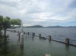 Lago Maggiore al limite, fuoriuscito a Monvalle