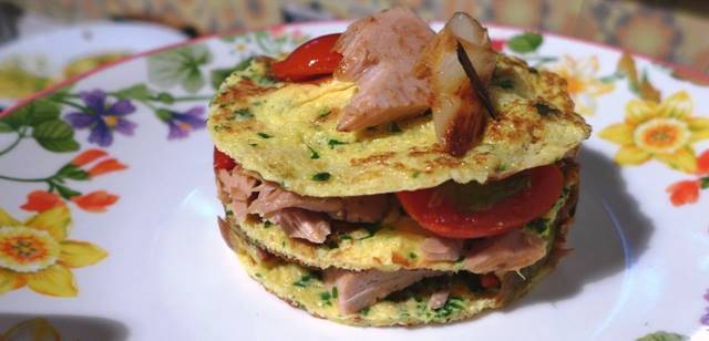 Millefoglie di fritatta tonno e cipollotti