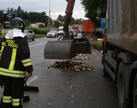 Perde carico di lattine sulla strada