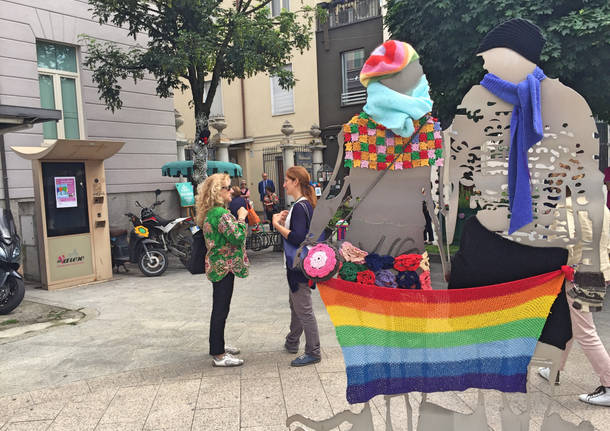 Piazza Beccaria "vestita" dallo Yarn Bombing