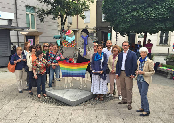 Piazza Beccaria "vestita" dallo Yarn Bombing