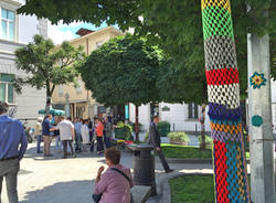 Piazza Beccaria "vestita" dallo Yarn Bombing