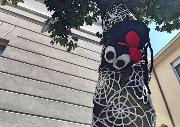 Piazza Beccaria “vestita” dallo Yarn Bombing