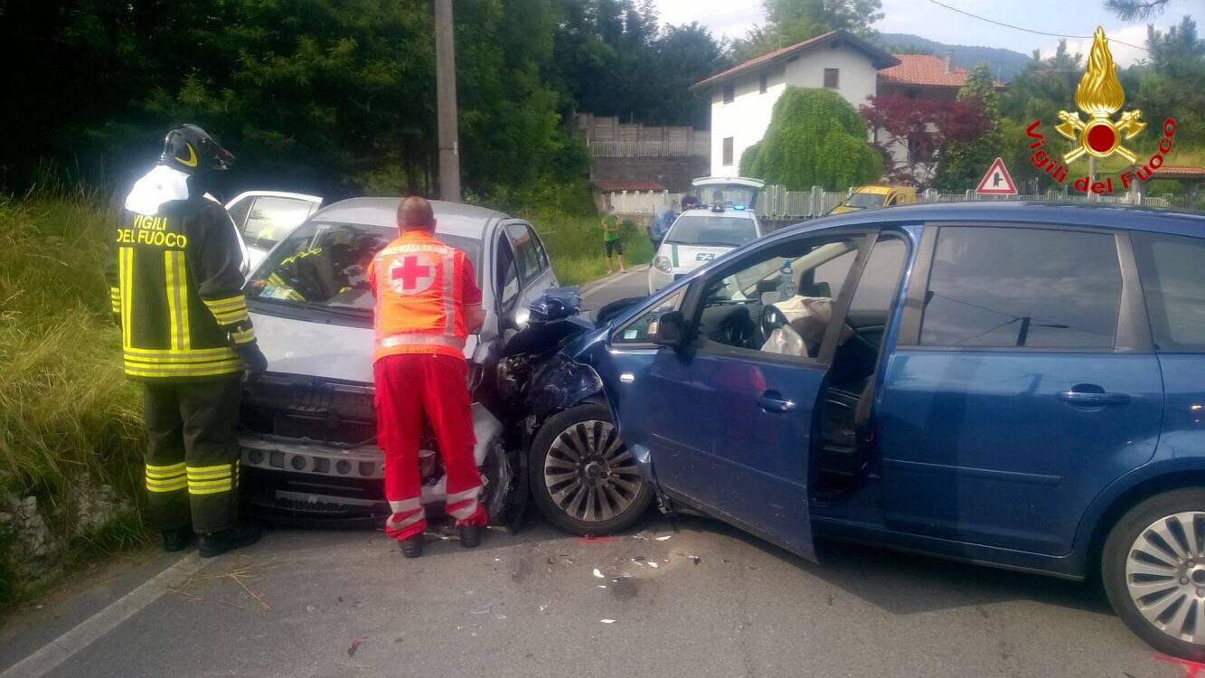 Scontro tra due automobili a Ferrera 