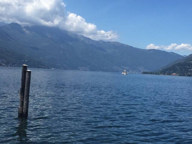 Turisti inglesi a Luino col battello Piemonte