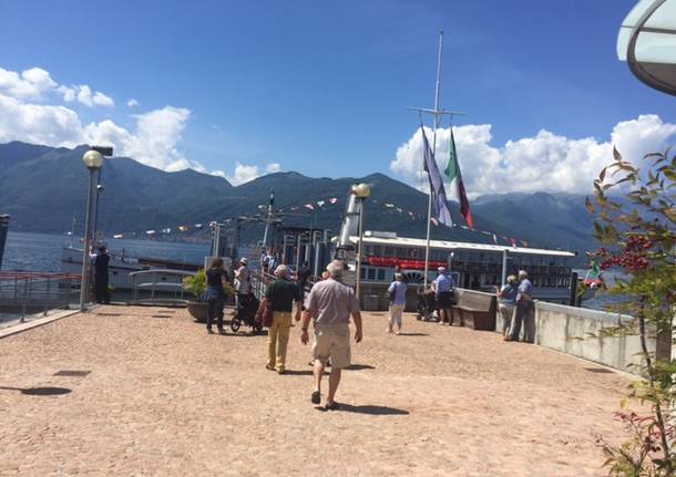 Turisti inglesi a Luino col battello Piemonte