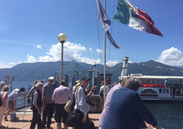 Turisti inglesi a Luino col battello Piemonte