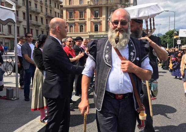 Un bagno di folla per il corteo dei costumi svizzeri