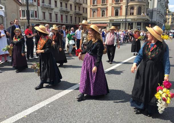 Un bagno di folla per il corteo dei costumi svizzeri