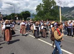 Un bagno di folla per il corteo dei costumi svizzeri